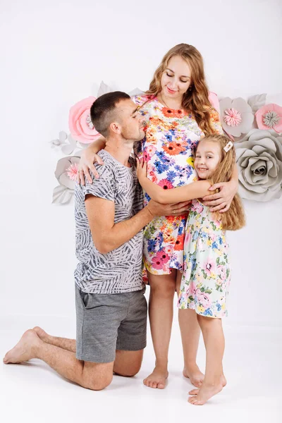 Retrato Pai Família Feliz Mãe Grávida Filhinha Divertindo Juntos Isolado — Fotografia de Stock