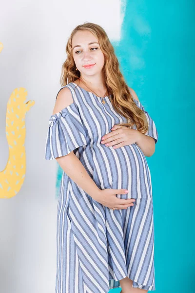 Porträtt Lycklig Gravid Kvinna Med Händerna Magen Klänning Färgglada Vägg — Stockfoto