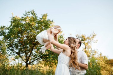 Bir babanın portresi, anne tutar, kusar ve kızını el üstünde döndürür yaz tatilinde doğa üzerinde yürür. Anne, baba ve kız parkta oynuyorlar. Mutlu aile kavramı