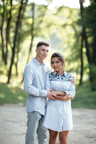 Plan Extérieur Jeune Couple Heureux Amoureux Par Une Journée Ensoleillée — Photo