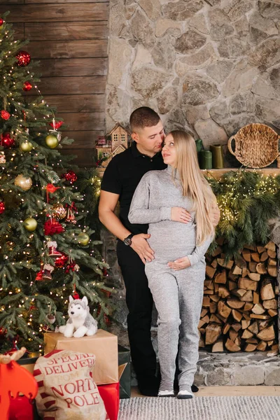 Liebenswertes Ehepaar Der Nähe Von Weihnachtsbaum Und Kamin Hause Fürsorglicher — Stockfoto