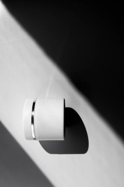 Cilt bakımı. Beyaz arka planda nemlendirici vücut veya yüz kremi olan beyaz plastik bir kavanoza yakın çekim.