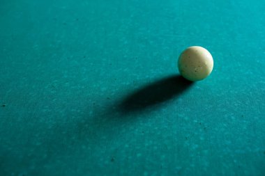 Bilardo oynuyorum. Yeşil bilardo masasında beyaz top. Bilardo sporu konsepti. Bilardo oyunu