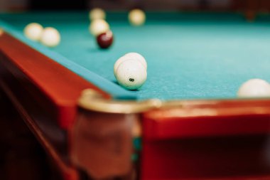 Bilardo oynuyorum. Yeşil bilardo masasında bilardo topları. Bilardo sporu konsepti. Bilardo oyunu