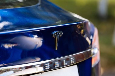 Rivne, Ukrayna - 24 Temmuz 2020: Tesla Modeli S mavi bir arabanın işareti. Tesla elektrikli araba tasarlayan, üreten ve satan bir Amerikan şirketidir..