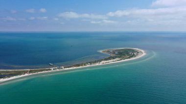 Ukrayna 'daki turkuaz berrak Karadeniz suları ve Dzharilgach Adası' ndaki ağaçların bulunduğu adanın deniz manzarası.