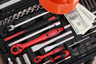 Alet çantası, alet çantası, alet çantası, dolar ve turuncu koruyucu kask. Enstrümanlar. Alet takımı. Araç gereç. araç seti arkaplanı. Onarım için aletler. onarım için para.