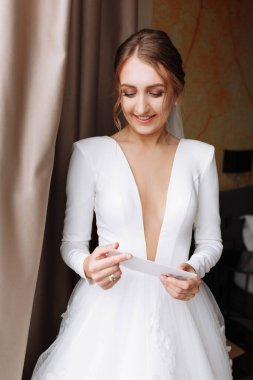 Düğün günü. Ücretler otelde. Gelin pencerenin yanında ve damada mektubu okuyor. Evlilik yemini. Hazırlıklar. Gelinin sabahı. Beyaz elbiseli ve peçeli gelin