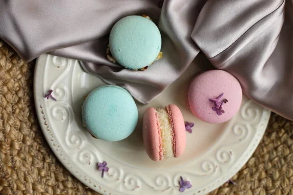 Bunte Französische Dessertmakronen Oder Macarons Auf Einem Teller Mit Fliederfarbener — Stockfoto