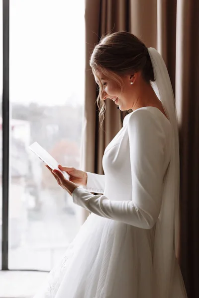 Jour Mariage Frais Hôtel Mariée Près Fenêtre Lit Lettre Marié — Photo