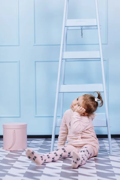 Усміхнена Красива Маленька Дівчинка Однотонному Рожевому Костюмі Посміхається Розважається Синьому — стокове фото