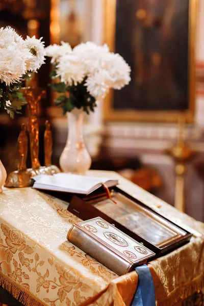 Interior Iglesia Ortodoxa Con Biblia Icono Ceremonia Boda — Foto de Stock