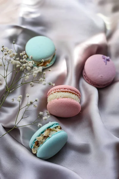 Macarons Macarons Roses Menthe Biscuits Fleurs Blanches Sur Fond Tissu — Photo