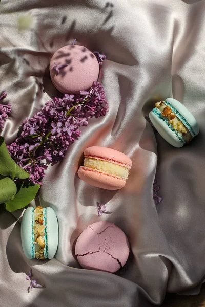 Pinkfarbene Und Minzfarbene Französische Makronen Oder Macarons Plätzchen Und Ein — Stockfoto