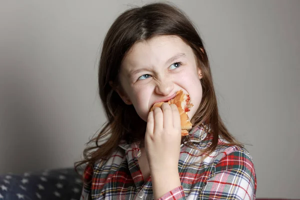 Uma Menina Fofa Comendo Emocionalmente Hambúrguer Sanduíche Cheeseburger Hambúrguer Sorrindo — Fotografia de Stock