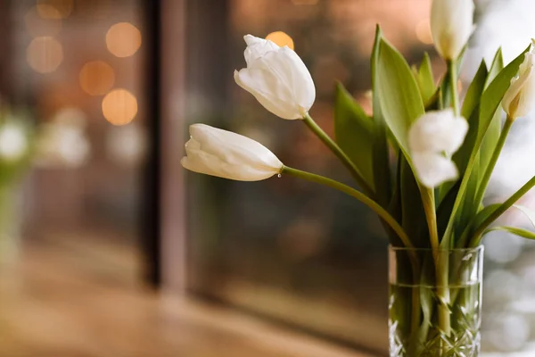 Vaso Com Flores Brancas Fundo Das Grandes Janelas Com Mesa — Fotografia de Stock