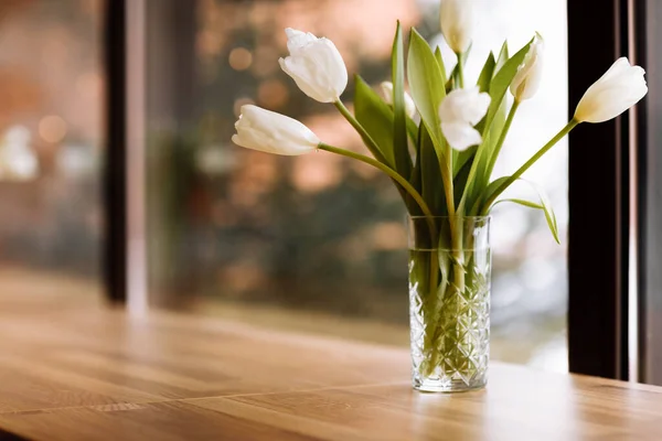 Vaso Com Flores Brancas Fundo Das Grandes Janelas Com Mesa — Fotografia de Stock