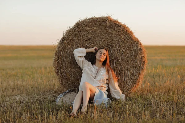 Ung Kvinna Det Vackra Ljuset Sommarsolnedgången Ett Fält Sitter Nära — Stockfoto