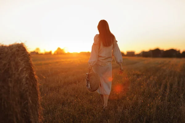 Jovem Bela Luz Pôr Sol Verão Campo Está Andando Perto — Fotografia de Stock