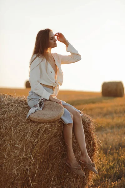 Junge Frau Mit Langen Haaren Jeansrock Hellem Hemd Und Strohsack — Stockfoto