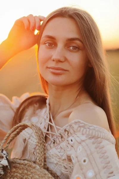 Mooie Jonge Vrouw Met Lang Haar Strozak Hand Zomer Bij — Stockfoto