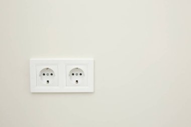Beyaz arka planda beyaz çift prizli. Elektrik prizi. Avrupa yüksek voltajlı 220W çorapları. Yüksek çözünürlüklü fotoğraf.