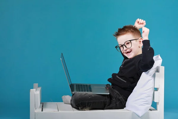 Estudante Óculos Usando Laptop Sentado Cama Criança Feliz Fazendo Lição — Fotografia de Stock