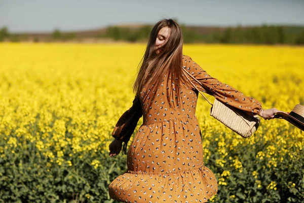 Bela Jovem Caminha Campo Colza Amarela Menina Morena Cabelo Longo — Fotografia de Stock