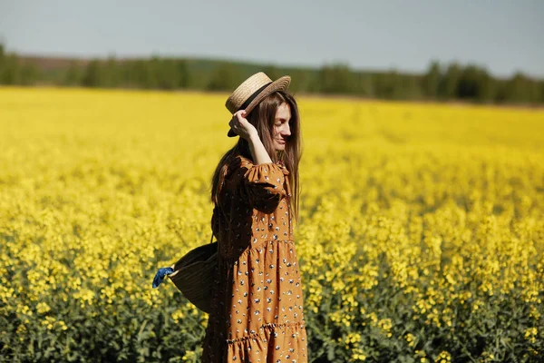 Schöne Junge Frau Geht Einem Feld Mit Gelbem Raps Mädchen — Stockfoto