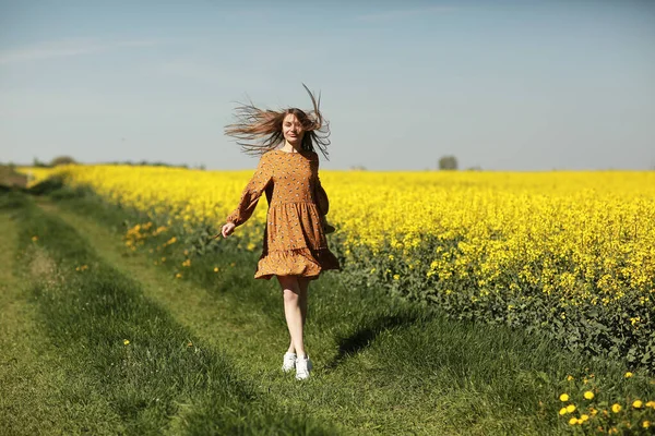 Красивая Молодая Женщина Ходит Полю Желтого Рапса Брюнетка Длинные Волосы — стоковое фото