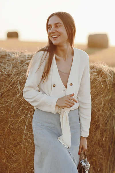 Retrato Completo Una Guapa Morena Sonriente Falda Vaquera Bolsa Paja — Foto de Stock