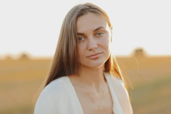 Красивий Портрет Молодої Жінки Під Час Заходу Сонця Теплими Жовтими — стокове фото