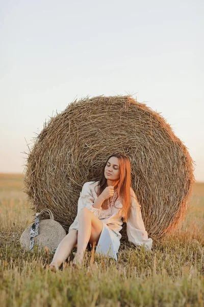 Eine Junge Frau Sitzt Schönen Licht Des Sommerlichen Sonnenuntergangs Auf — Stockfoto