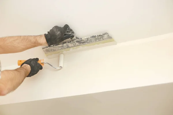 Mão Macho Parede Pintura Com Rolo Pintura Apartamento Pintura Renovando — Fotografia de Stock