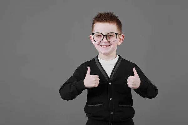 Cómo Retrato Colegial Feliz Con Gafas Sonriendo Cámara Haciendo Gesto — Foto de Stock