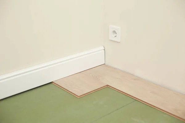 Installer Stratifié Bois Parquet Dans Pièce Sur Une Base Verte — Photo