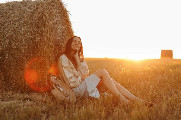 Ung Kvinna Det Vackra Ljuset Sommarsolnedgången Ett Fält Sitter Nära — Stockfoto