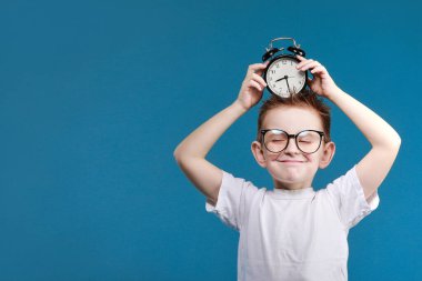 Zaman yönetimi. - Günaydın. Çalar saati olan küçük bir çocuk. Mutlu bir çocukluk. Retro saati olan mutlu bir çocuk. Kendi yaşam ritmini tanımla. Mutlu saatler konsepti. Zamanlama ve zamanlama.