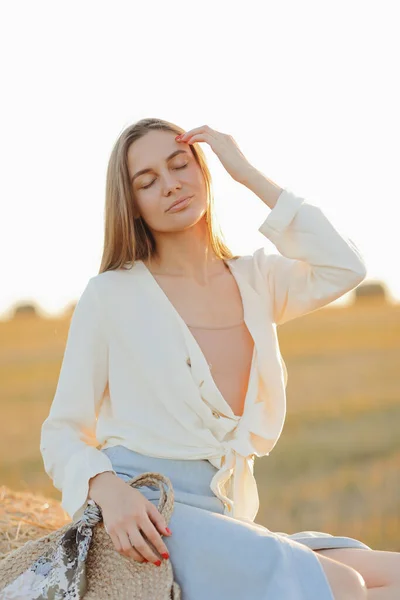 Prachtig Portret Van Een Jonge Vrouw Tijdens Zonsondergang Met Warme — Stockfoto