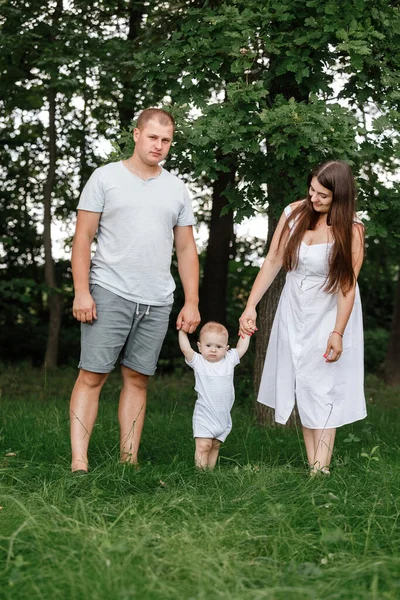 Gelukkig Jong Gezin Moeder Vader Zoontje Die Samen Tijd Doorbrengen — Stockfoto