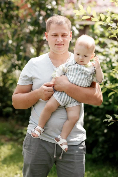 Outdoor Portret Van Gelukkige Jonge Vader Met Peuter Zoon Zomer — Stockfoto