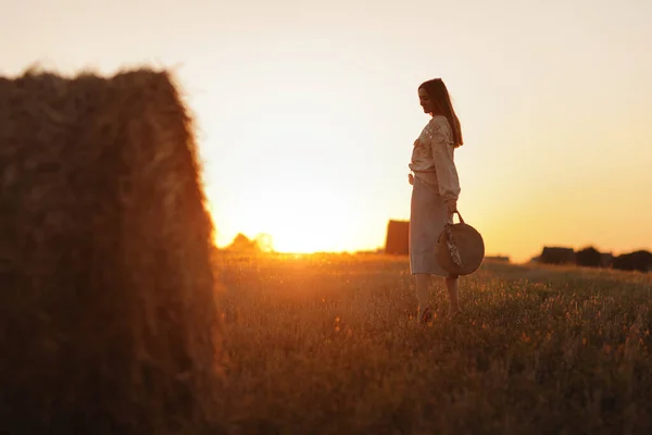 Eine Junge Frau Schönen Licht Des Sommerlichen Sonnenuntergangs Auf Einem — Stockfoto