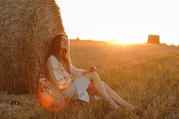 Joven Mujer Hermosa Luz Puesta Sol Verano Campo Está Sentado — Foto de Stock