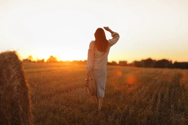 Eine Junge Frau Schönen Licht Des Sommerlichen Sonnenuntergangs Auf Einem — Stockfoto