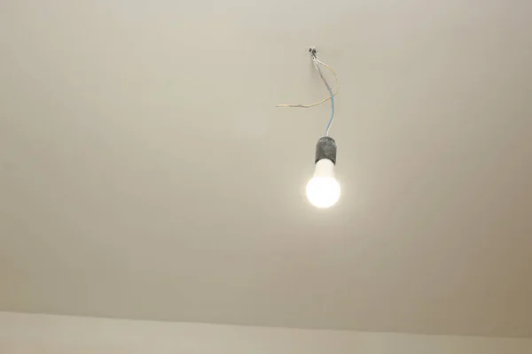 Lampadina Sul Soffitto Bianco Accesa Riparazione — Foto Stock