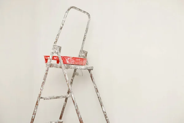 Концепция Покраски Ремонт Живописи Металлическая Лестница Банки Краской Белой Комнате — стоковое фото