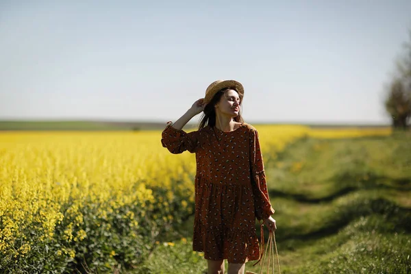 Bela Jovem Caminha Campo Colza Amarela Menina Morena Cabelo Longo — Fotografia de Stock