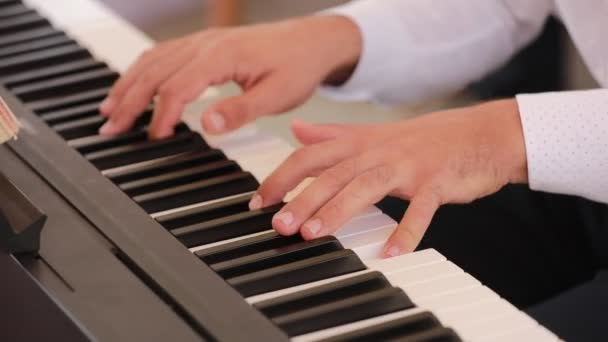 Close Mãos Como Jovem Senta Piano Cauda Toca Casa — Vídeo de Stock