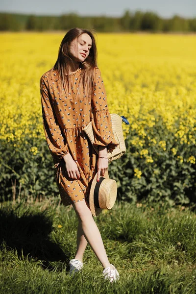 Mooie Jonge Vrouw Loopt Een Veld Van Gele Koolzaad Meisje — Stockfoto