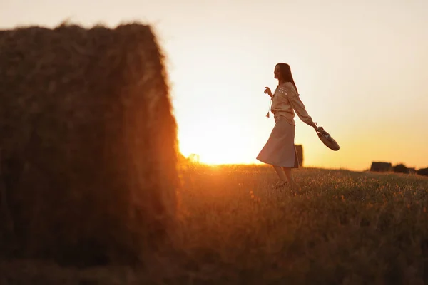 Eine Junge Frau Schönen Licht Des Sommerlichen Sonnenuntergangs Auf Einem — Stockfoto